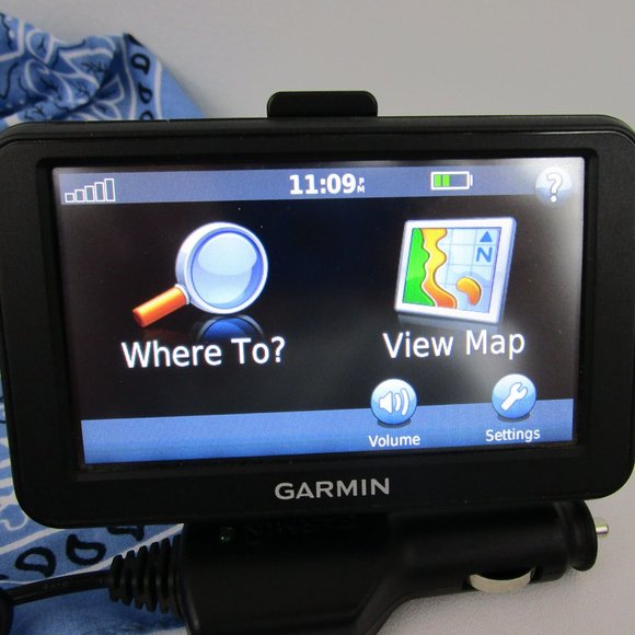 Garmin Nuvi 40LM Navigator + Charger + Mount - Picture 2 of 14